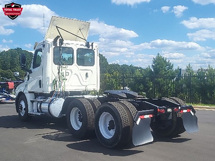 2019-freightliner-cascadia-126-image-2