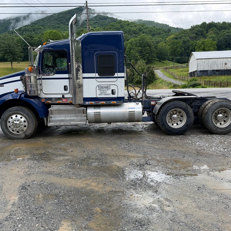 #6 • KENWORTH TANDEM AXLE ROAD TRACTOR