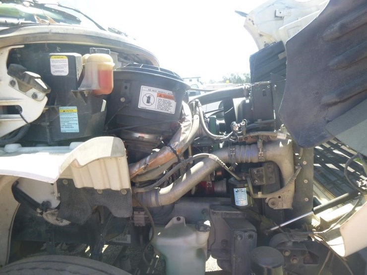 2016-freightliner-m2-106-image-37