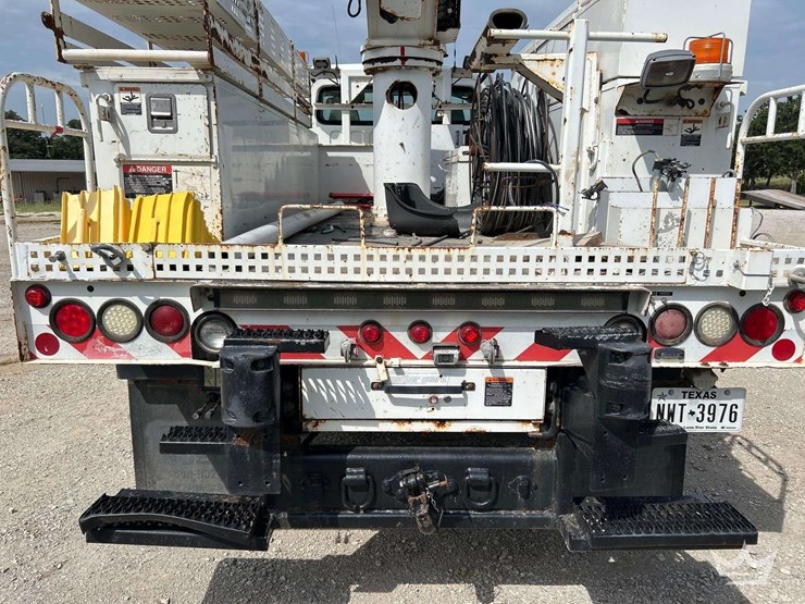 2012-freightliner-m2-106-image-25
