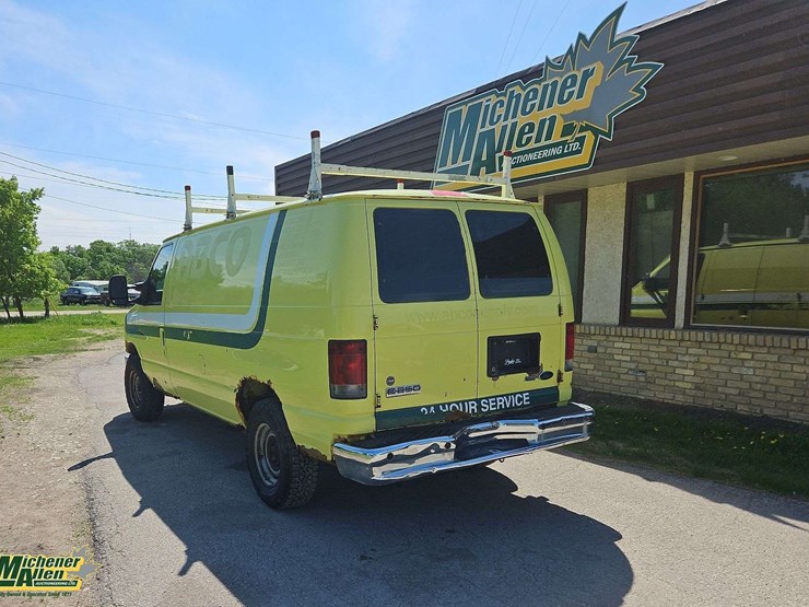 2010-ford-cargo-image-3
