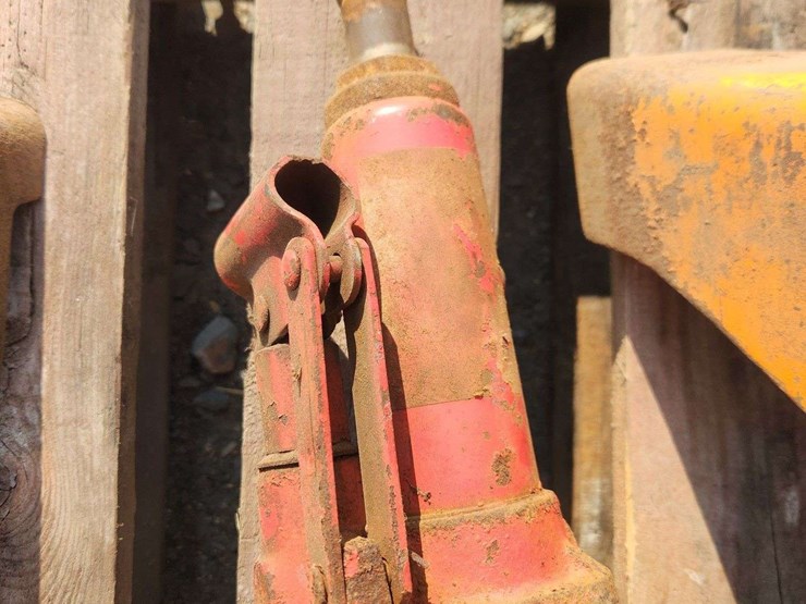 lot-of-4-jack-stands,-and-two-bottle-jacks-image-4