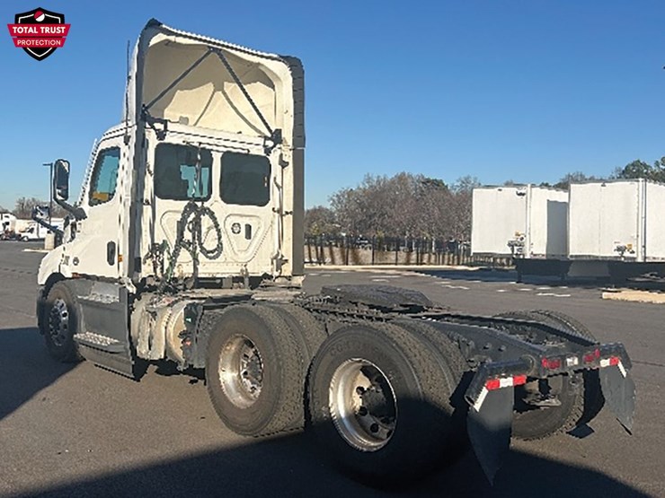 2022-freightliner-cascadia-116-image-2