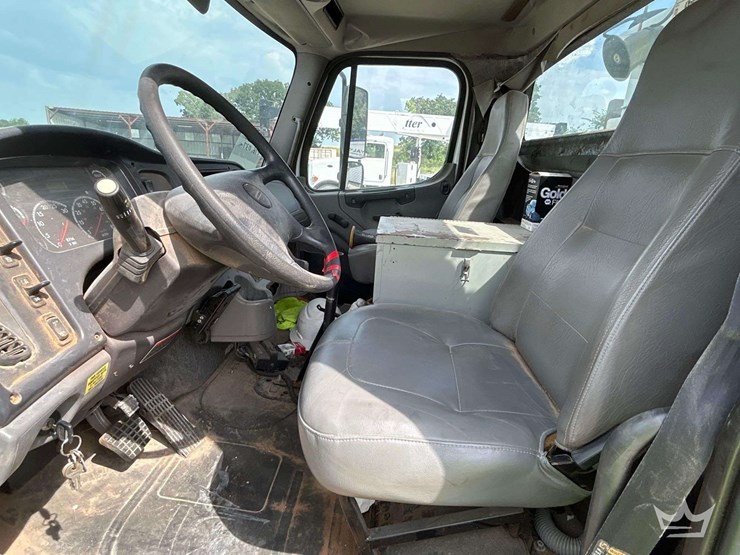 2012-freightliner-m2-106-image-12