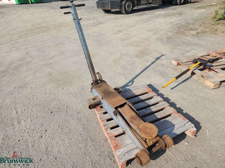 large-truck-pneumatic-floor-jack-image-1