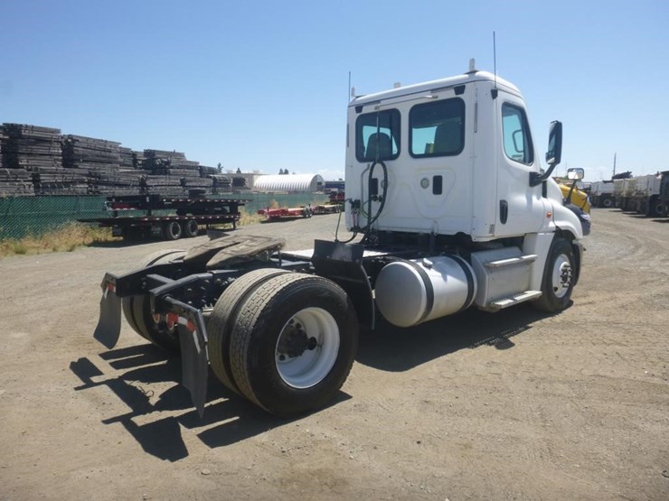 2015-freightliner-cascadia-125-image-3