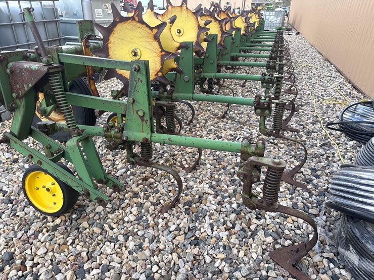 john-deere-row-crop-cultivator-image-1