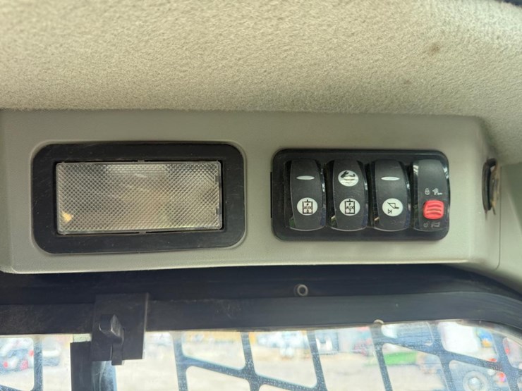 2015-caterpillar-277d-image-26