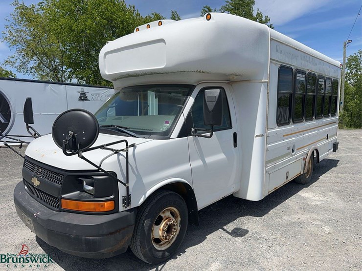 2010-chevrolet-express-20-passenger-mini-bus-image-1