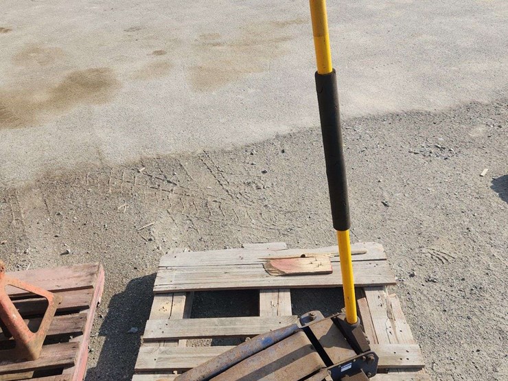 hercules-floor-jack-(no-weight-rating-visible)-image-1