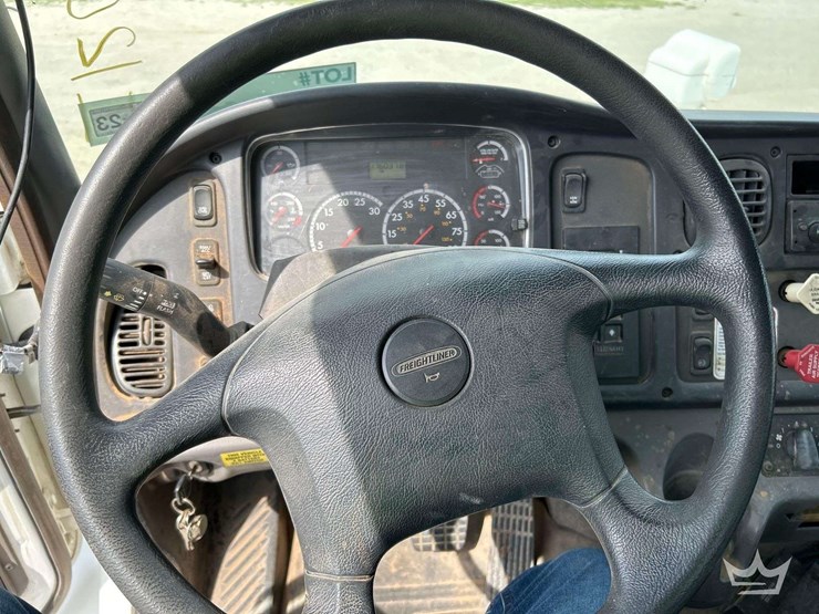 2012-freightliner-m2-106-image-14