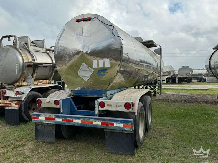1984-brenner-tank-inc.-6,900-gallon-t/a-chemial-tanker-trailer-image-2