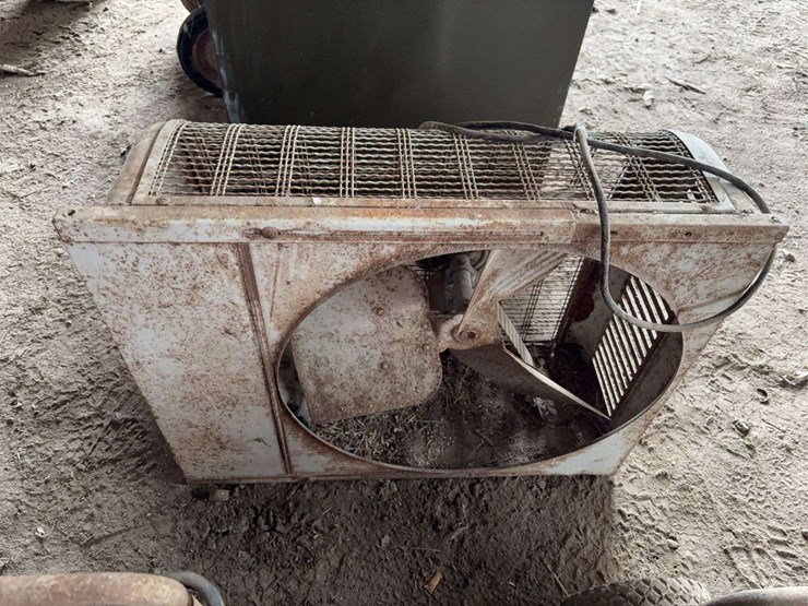 metal-box-fan-with-integrated-timer-image-4