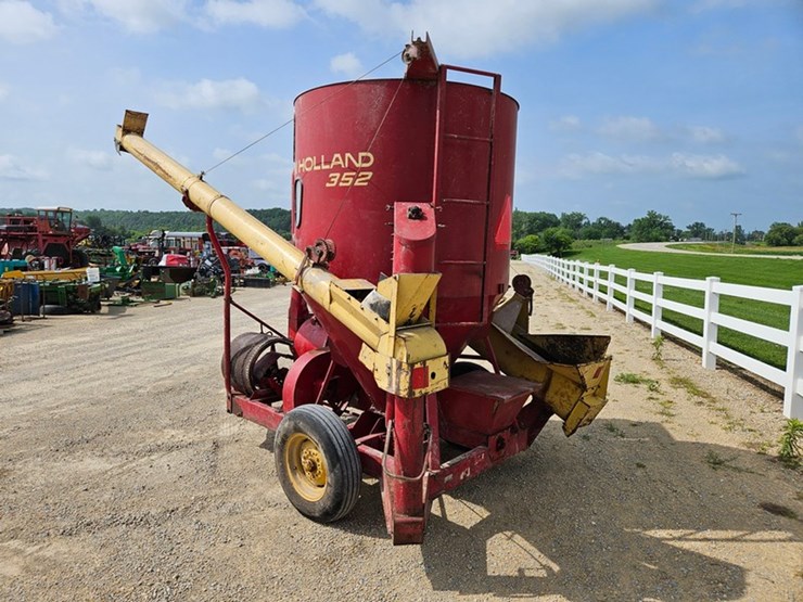 new-holland-352-image-4