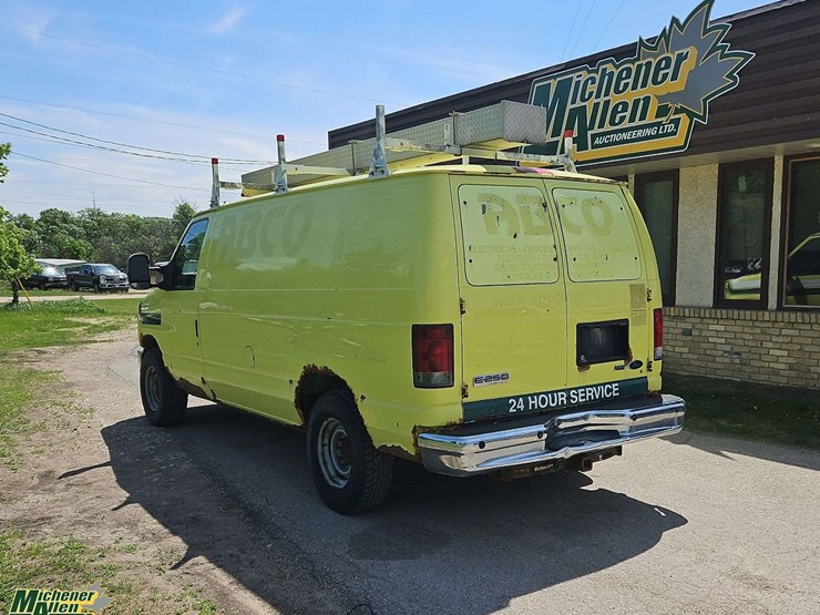 2010-ford-cargo-image-3