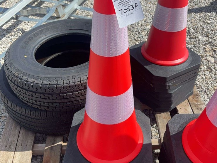 traffic-safety-cones-with-reflective-bands-and-weighted-bases-image-1