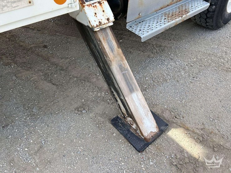 2012-freightliner-m2-106-image-30