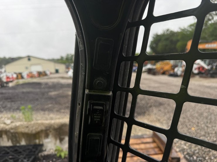 2020-bobcat-t595-image-24