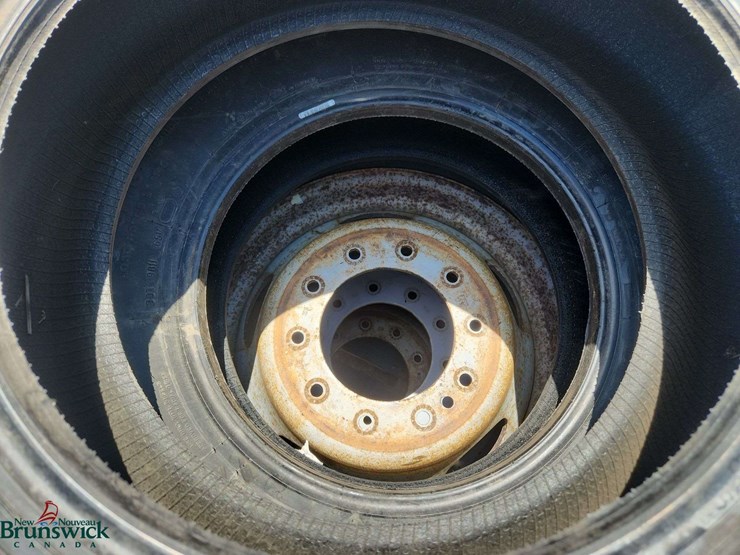 lot-of-10-assorted-tires,-6-on-rims-image-4