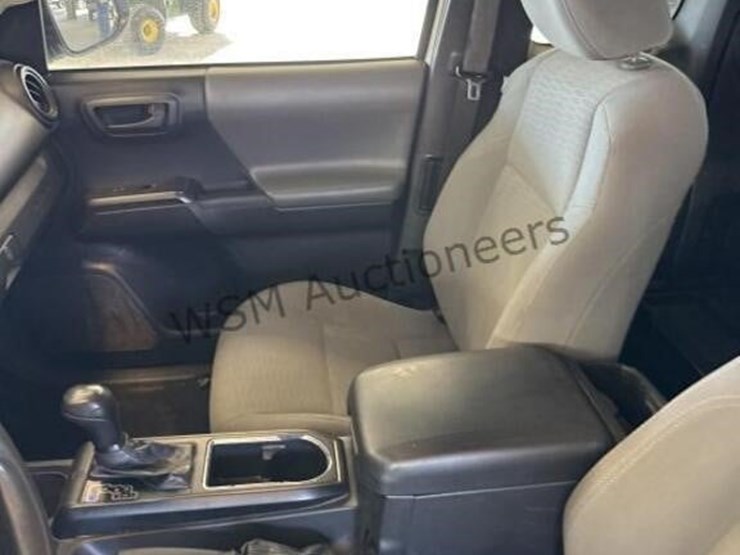 2017-toyota-tacoma-image-21