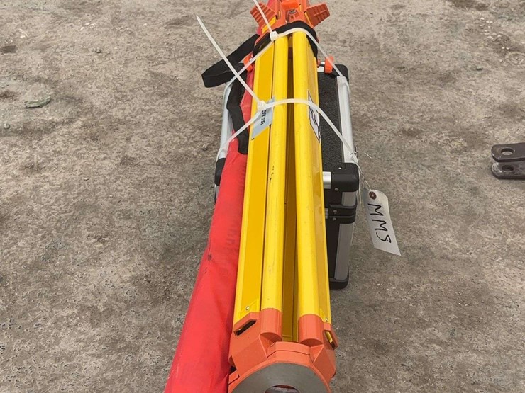 surveying-tripod-with-carrying-case-image-5
