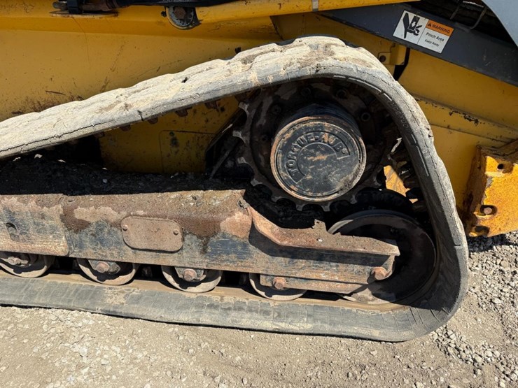 deere-323d-image-18