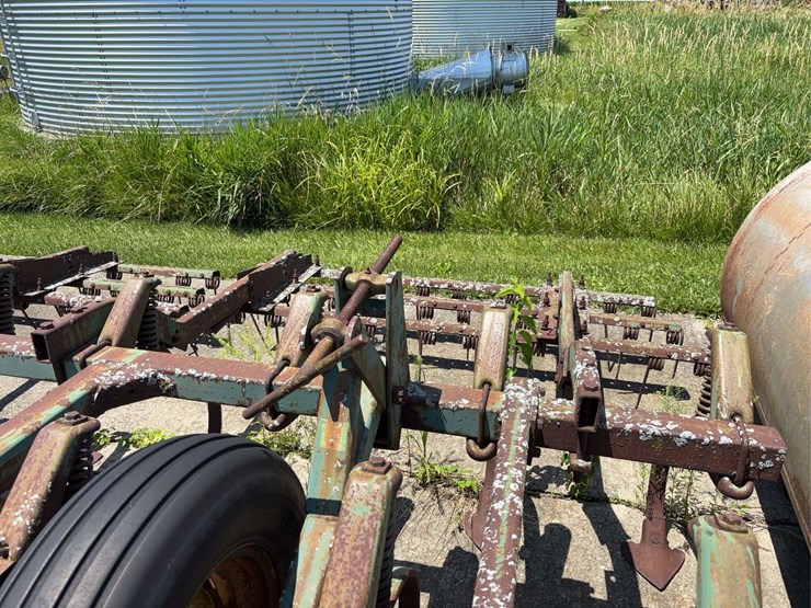 john-deered-25'-3-pt.-field-cultivator-with-hydraulic-lift-image-3