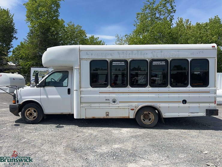 2010-chevrolet-express-20-passenger-mini-bus-image-8
