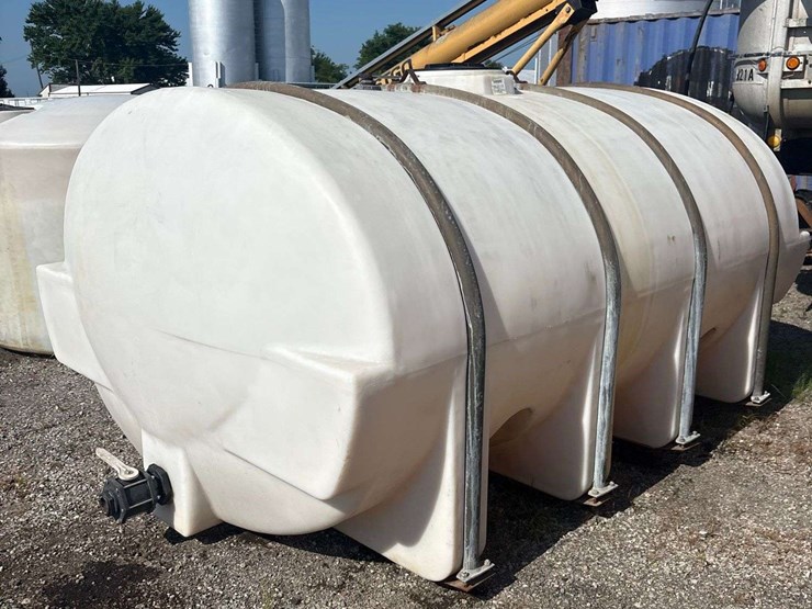 2,550-gallon-poly-tank-with-ladder-image-3