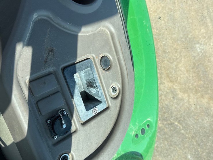 2013-john-deere-5065e-image-22