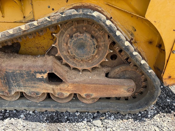 2016-deere-317g-image-19