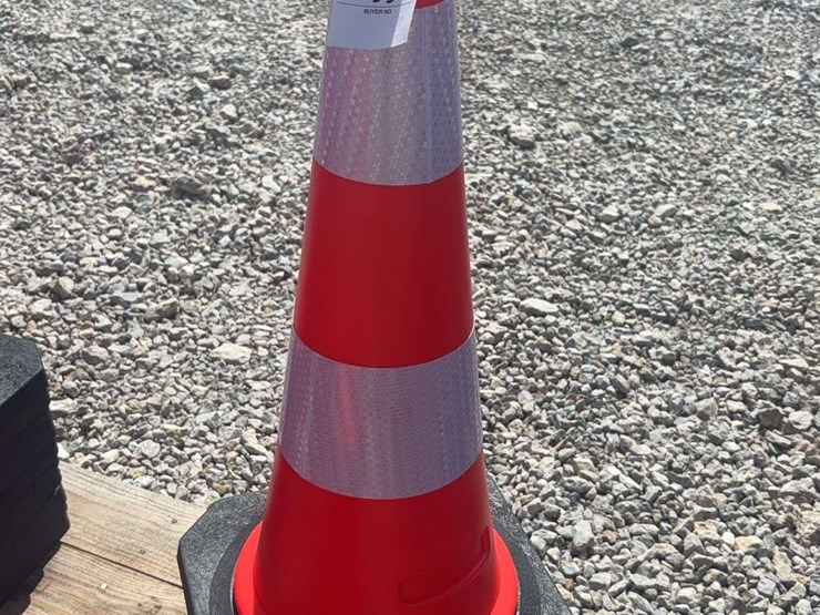 traffic-safety-cone-with-heavy-duty-rubber-base-image-2