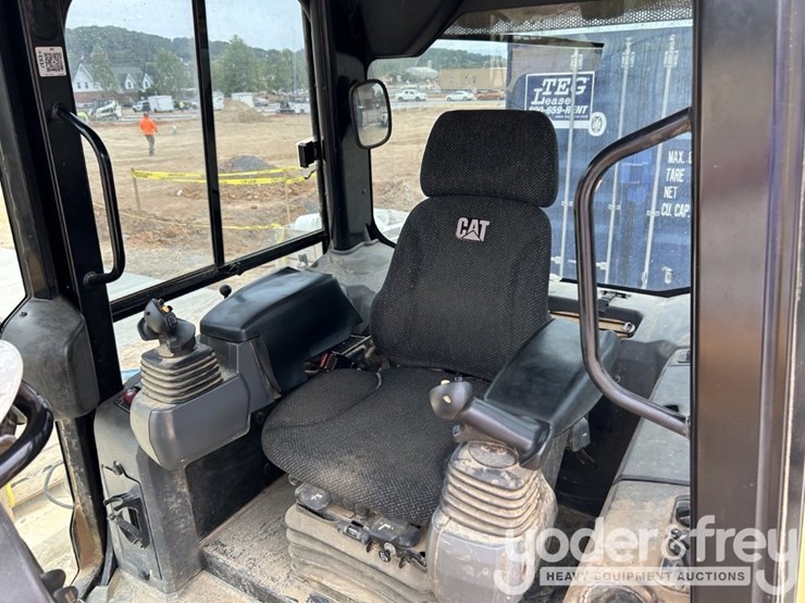2015-caterpillar-d5k2-lgp-image-6