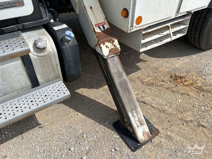 2012-freightliner-m2-106-image-20