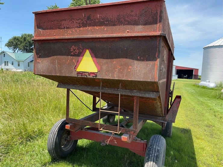 red-175-bushel-gravity-flow-grain-wagon-image-3