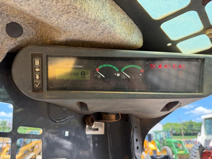 2016-deere-317g-image-23