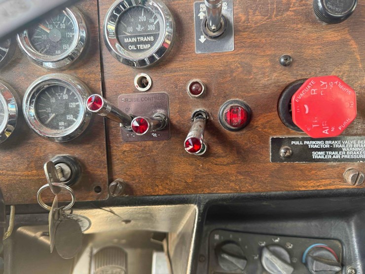 1999-peterbilt-378-image-25