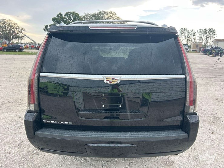 2015-cadillac-escalade-image-23