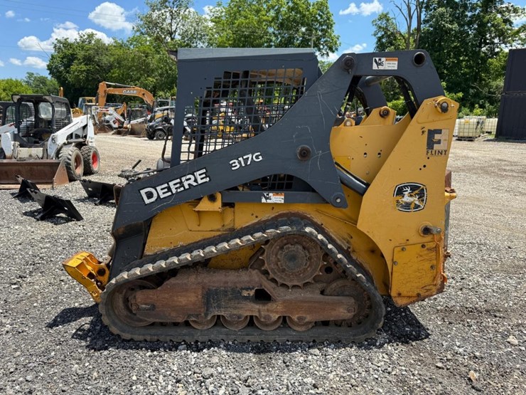 2016-deere-317g-image-1