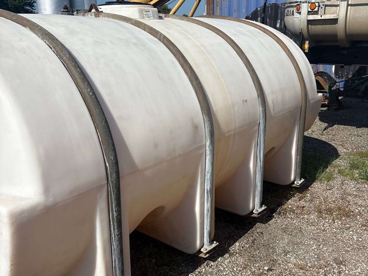 2,550-gallon-poly-tank-with-ladder-image-4