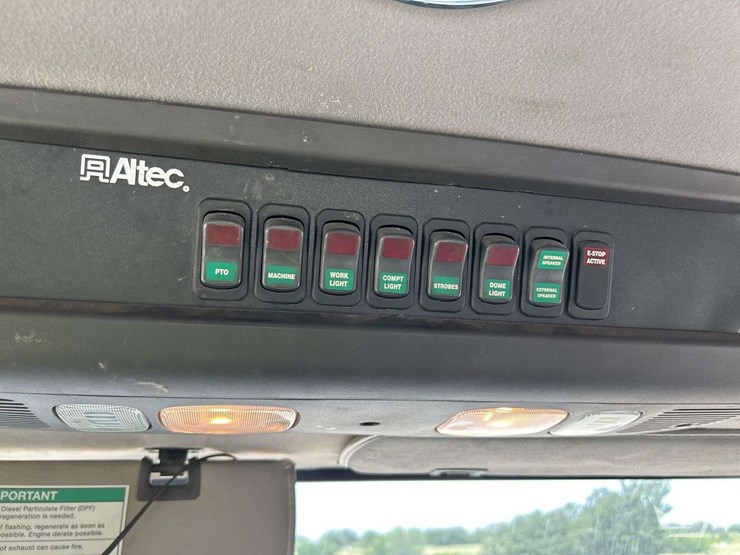 2012-freightliner-m2-106-image-17