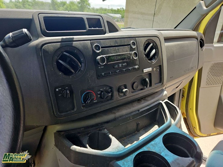 2010-ford-cargo-image-22
