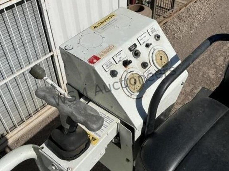 2013-freightliner-m2-106-image-21