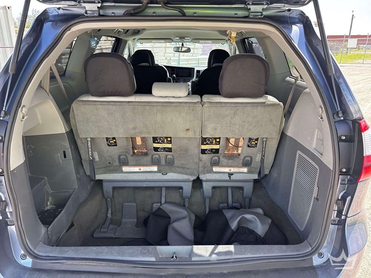 2017-toyota-sienna-image-23