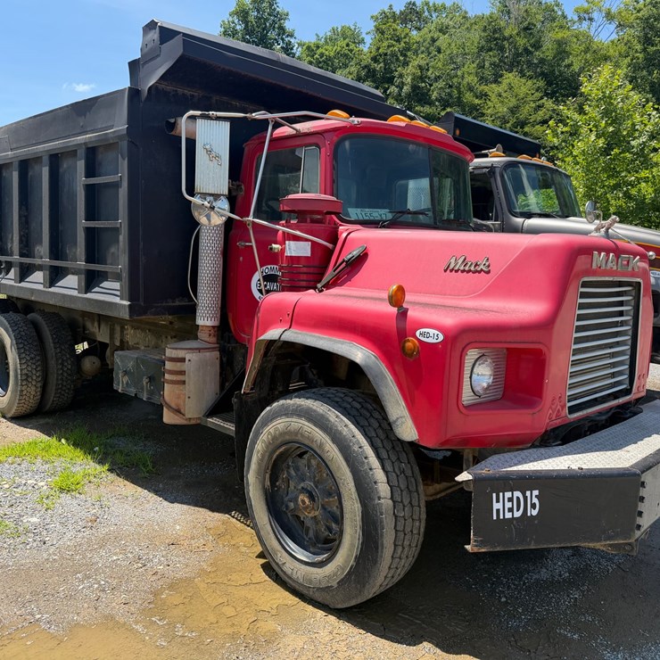 #11 • MACK DM TANDEM AXLE DUMP TRUCK