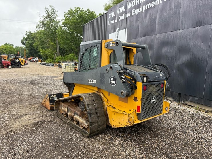 2018-deere-323e-image-2