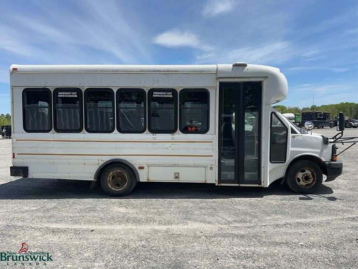 2010-chevrolet-express-20-passenger-mini-bus-image-4