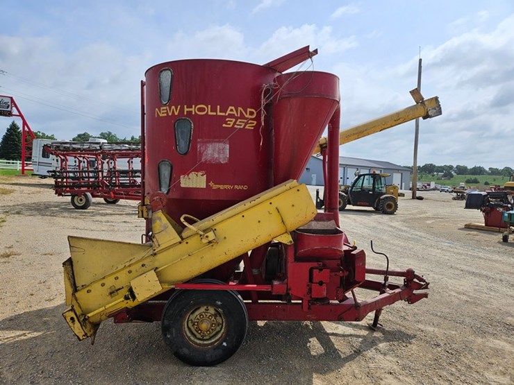 new-holland-352-image-7