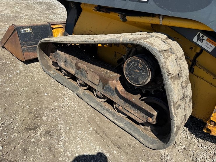 deere-323d-image-16