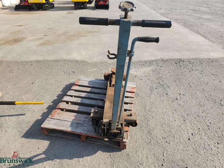 large-truck-pneumatic-floor-jack-image-3